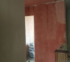 On met l'accrocheur sur le mur de la salle de bain du 1er