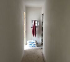 Le plafonnage du hall de nuit sèche