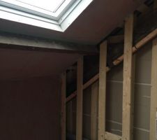 On termine de mettre les plaques dans le dressing parental