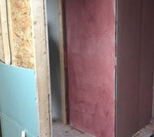 On met l'accrocheur pour la salle de bains parentale