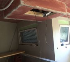 Le caisson de la hotte est fait et recouvert d'accrocheur