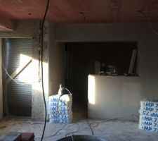 Le "passe-plat" entre la cuisine et la SAM est plafonné :)