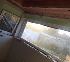 Caissons dans le plafond de la cuisine avec de l'accrocheur