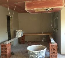 Caissons dans le plafond de la cuisine avec de l'accrocheur + caisson pour hotte