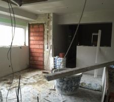 On rebouche la porte de la cuisine qui donnait accès au jardin pour y mettre le plan de travail