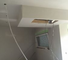 Le caisson de la hotte est plafonné