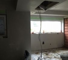 Le caisson de la hotte est plafonné