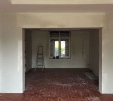 Le plafonnage sèche dans le salon/SAM