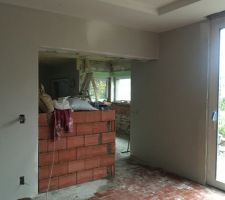 Le passe-plat entre la cuisine et la SAM est reconstruit