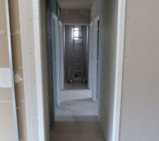 Couloir (2.8 m2) + toilettes (1.5 m2)