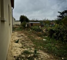 Débroussaillage du muret terminé! Il y avait du boulot...
Prochaine étape démolition du mur.