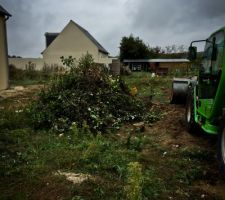 Débroussaillage du muret terminé! Il y avait du boulot...
Prochaine étape démolition du mur.