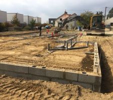 Les fondations sont creus&eacute;es. Deux rang&eacute;es de parrain sont pos&eacute;es (plus bloc anti sismiques). On voie &eacute;galement les tuyaux d'&eacute;vacuation des eaux us&eacute;es. Pour le coup on imagine mieux les proportions de la maison.