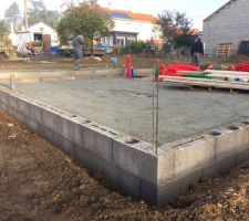 Finition de la surface avec du gravier et avant la pose des coffrage et du ferraillage.