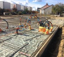 Le ferraillage et le coffrage sont pos&eacute;s, les tuyaux pour l'eau commence &agrave; apparaitre la o&ugrave; il faut.