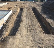 Les fondations pour la terrasse commence également. elle supportera une rangé de parrain plus finition avant que la terrasse en bois soit installée sur lambourde.