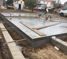 Voilà, la dalle est posée et fini. On peut voir deux choses : - la première c'est le coffrage des lambourdes bétons pour supporter notre future terrasse en bois. - la deuxième, on peu voir, sur la partie au fond, qu'elle surélevé ; ceci afin d'avoir un sol de même niveau sans marche du garage au chambre (accès PMR facilité). La partie surélevée c'est le garage qui ne nécessite par d'isolation au sol ni de chauffage... voilà c'est pour ceux qui se seraient posés la question !!!