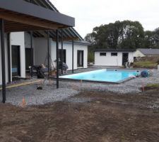 Remblai autour de la piscine