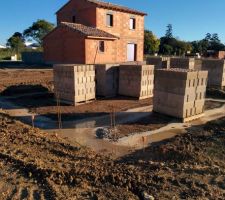 Mise en place des mat&eacute;riaux, encore un peu de pluie sur les fondations