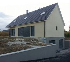 Crépi gris sur les murs du sous sol terminé