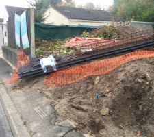 Livraison matériel avant le terrassement et qui deborde sur le trottoir.