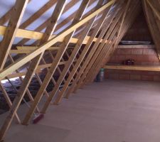 Plancher grenier haut dessus du garage.