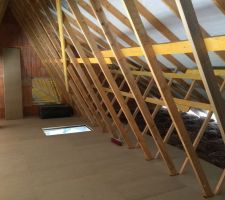 Plancher grenier haut dessus du garage.