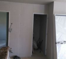 Toute les parties Chambre parent, wc, céllier et cuisine terminées (reste bande à faire)