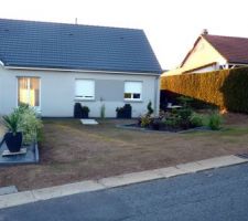 Gazon semé à l'avant, bordure doublé, devant de maison terminé pour cette année