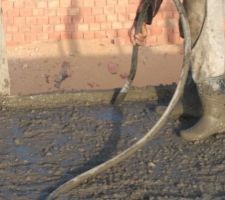 Passage des poutres et poutrelles au vibreur pour que le béton descende bien sous le ferraillage