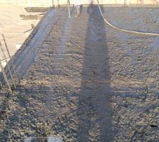 Passage des poutres et poutrelles au vibreur pour que le béton descende bien sous le ferraillage.