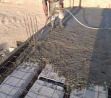 Passage des poutres et poutrelles au vibreur pour que le béton descende bien sous le ferraillage.