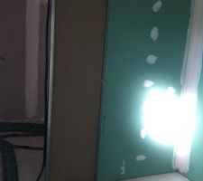 Salle d'eau parentale avec la réserve pour la future porte d'entrée