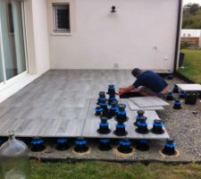 Dalle effet bois Decoceram sur plot Jouplast rglable  (hauteur 20  30 cm)