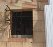 Pose des grilles de d&eacute;fenses