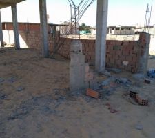 Un vestige de mur d'enceinte datant de 2014... Le béton étant de mauvaise qualité, on va s'en occuper au marteau