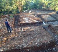 On voit en contre-bas la partie garage avec chambre dessus et cuisine salle &agrave; manger en long &agrave; c&ocirc;t&eacute; de la chambre .... dur dur de se projeter mais &ccedil;a me parait GRAND !