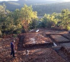 On voit en contre-bas la partie garage avec chambre dessus et cuisine salle &agrave; manger en long &agrave; c&ocirc;t&eacute; de la chambre .... dur dur de se projeter mais &ccedil;a me parait GRAND !