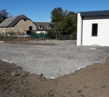 Remblai façade Ouest - Zone cailloutée pour zone fil à linge et jardinières potager