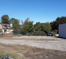 Remblai façade Ouest - Zone cailloutée pour zone fil à linge et jardinières potager