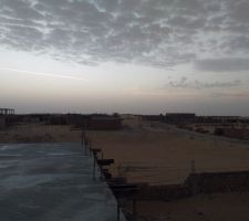 Au fond, une dune de sable...