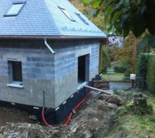 Finition de la pose delta ms, avant la finition du terrasement, j'en profite pour passer un poly&eacute;thyl&egrave;ne  19/25 pour le robinet ext&eacute;rieur ainsi que le r&eacute;seau pluvial