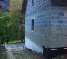 Finition de la pose delta ms, avant la finition du terrasement, chemin d'acc&egrave;s a l'arri&egrave;re de la maison