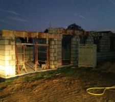 &Ccedil;a prend forme, on peut voir le garage, porte d'entr&eacute;e, fen&ecirc;tres, etc. ;) vivement la charpente ;)