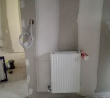 Placo termin&eacute;, bandes faites. Plomberie en cours. Radiateur chambre ici