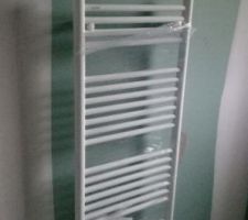 Placo termin&eacute;, bandes faites. Radiateur s&egrave;che serviette mixte