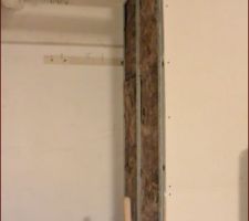 Cloison des WC en attente des c&acirc;bles &eacute;lec pour machine &agrave; laver, point lumineux et interrupteur