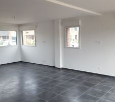 Peinture par une entreprise pro ! Et franchement beau boulot. Et en plus il nettoie tout!