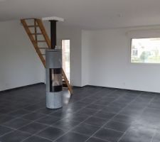 Peinture par une entreprise pro ! Et franchement beau boulot. Et en plus il nettoie tout! Ps: Ça n'est pas le vrai escalier. C un prêt pour les travaux. Le vrai arrive dans a5 jours ou 3 semaine.