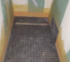 La douche &agrave; l italienne du rez-de-chauss&eacute;e de chaussee